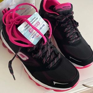 Womens sketch-air size 8 tennis shoe NEVER WORN!